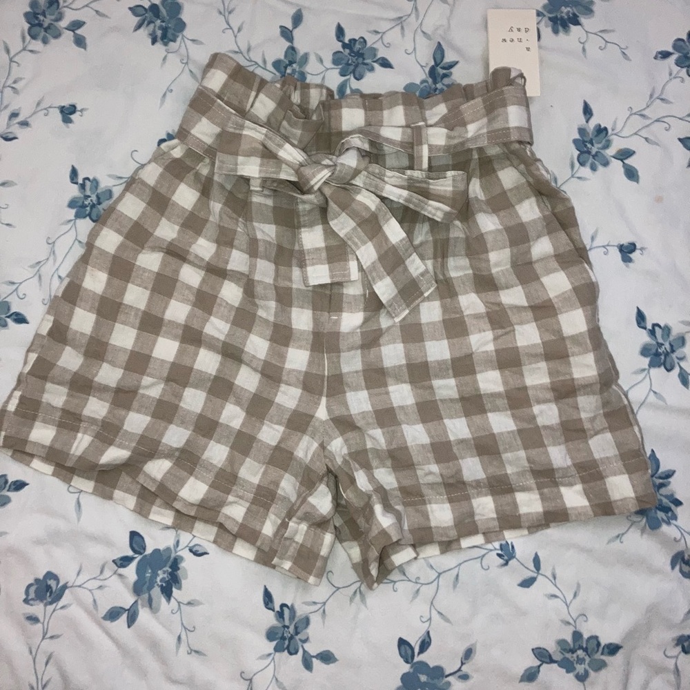 Women’s white n brown plaid shorts size XS